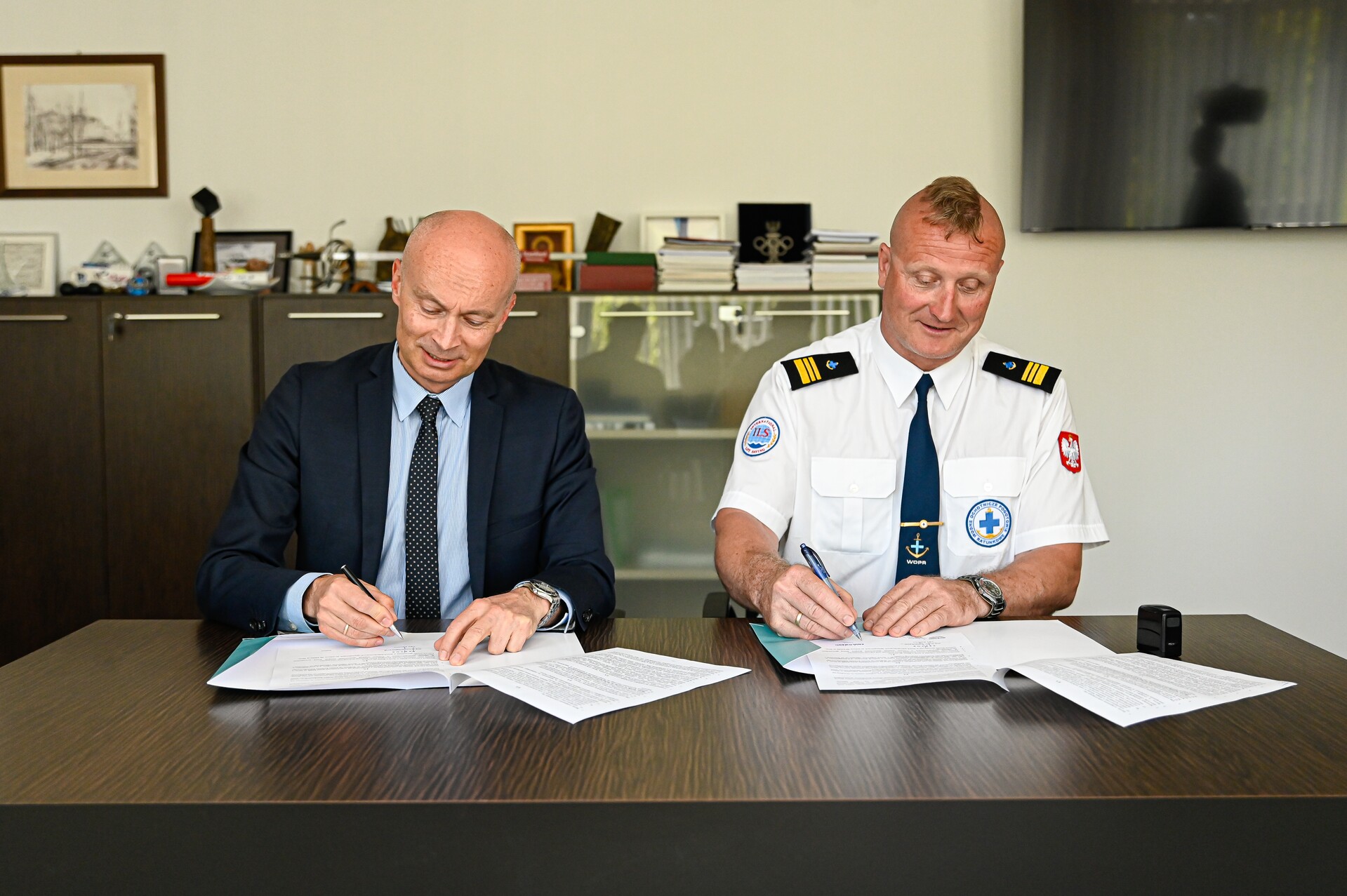 Rektor AWF Katowice prof. dr hab. Grzegorz Juras oraz prezes Śląskiego WOPR dr Jarosław Zwierzyna podpisujący umowę o współpracy 