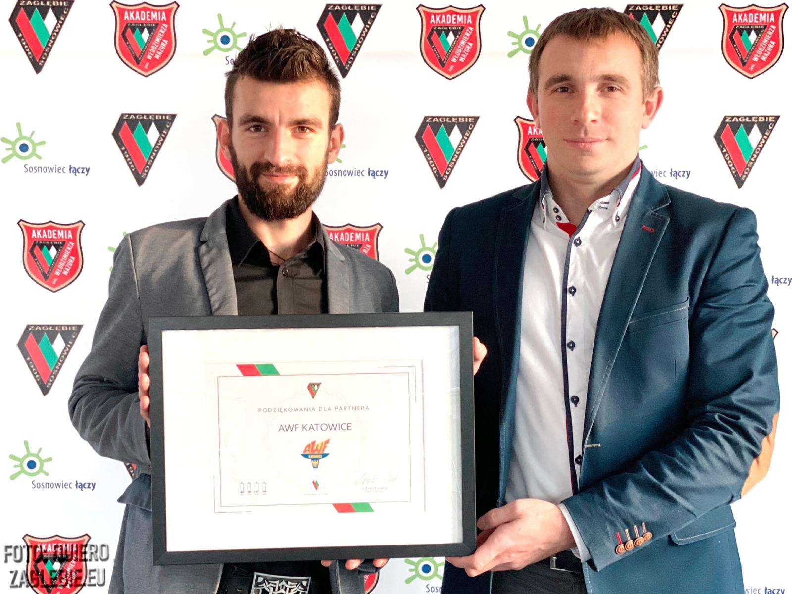 Rafał Jabłoński - Specjalista ds. sponsoringu Zagłębie S.A. wręczający podziękowanie doktorowi Michałowi Kucharskiemu.