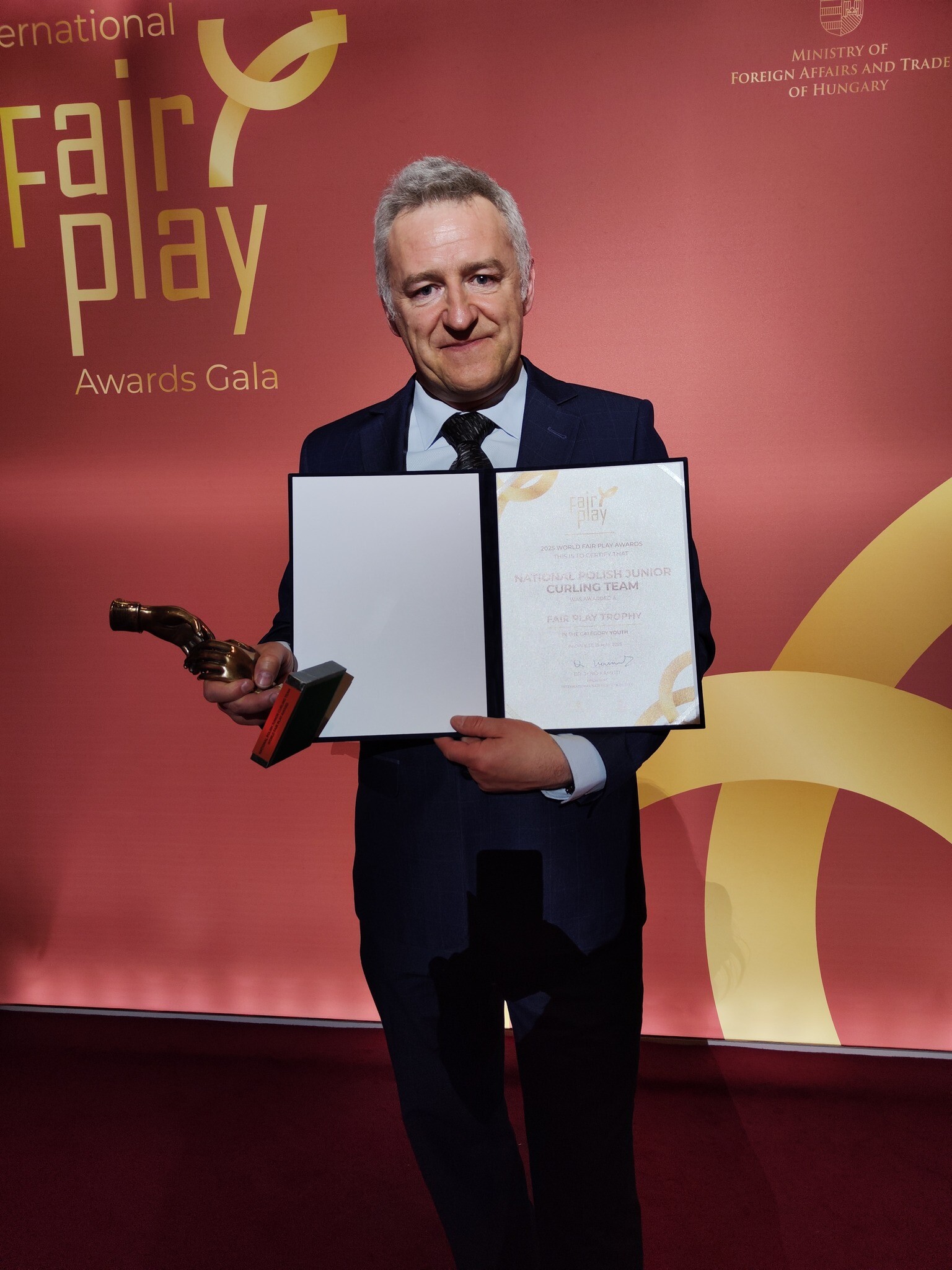 dr Damian Hermann z nagrodą Fair play