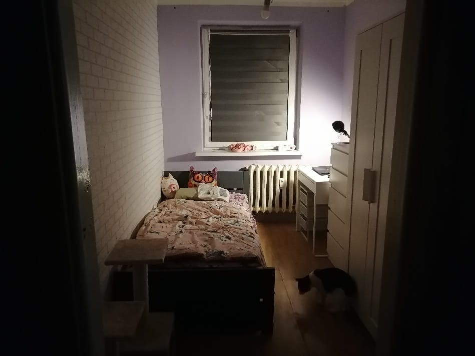 Zdjęcie pokoju z łóżkiem i biurkiem