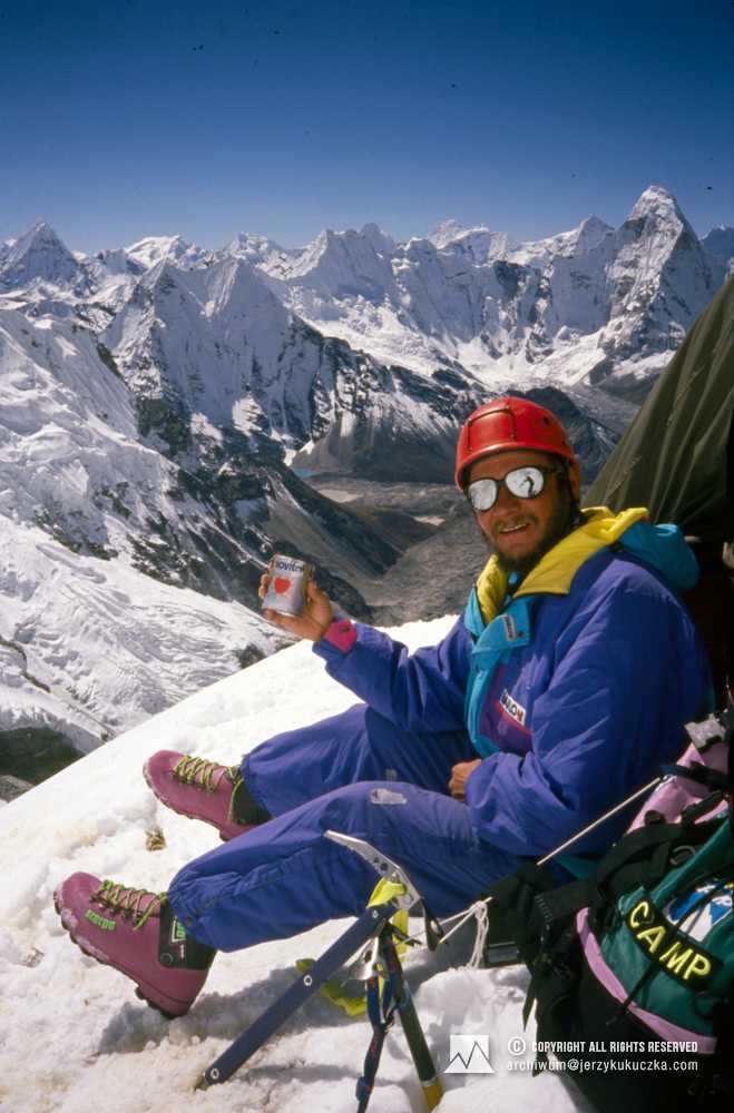 Zdjęcie przedstawia mężczyznę w górach