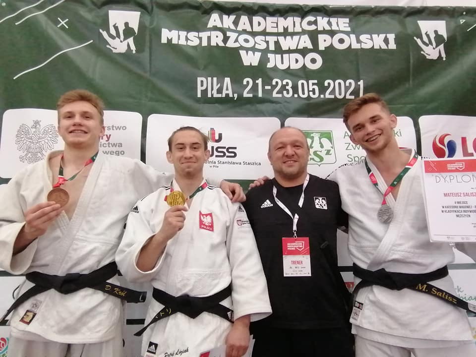 Zdjęcie przedstawia czwórkę mężczyzn uśmiechających się