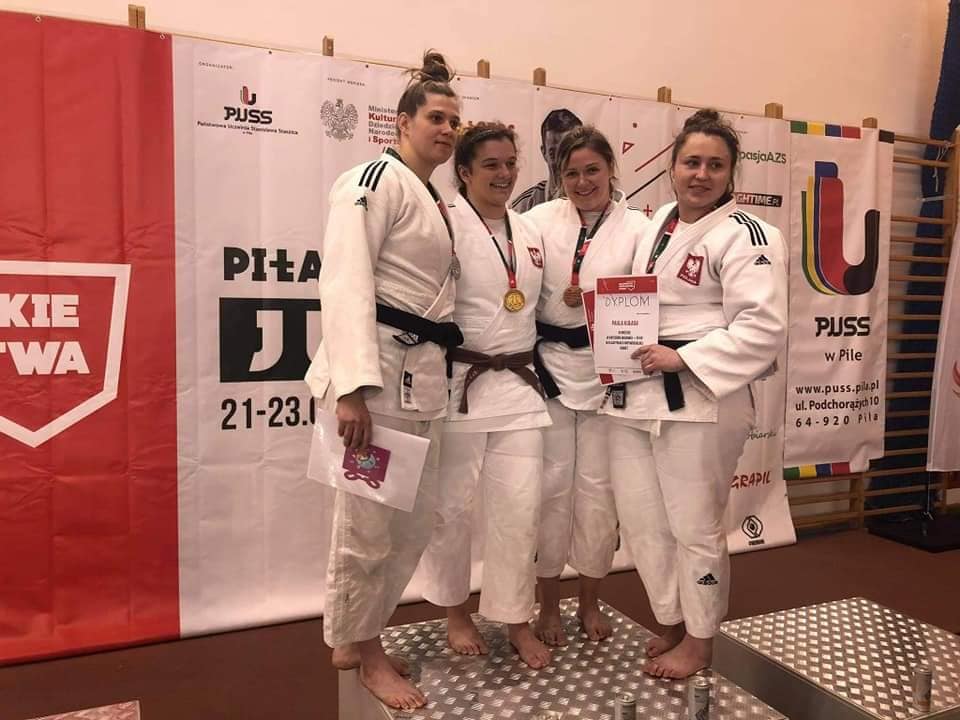 Zdjęcie przedstawia czwórkę kobiet z dyplomami