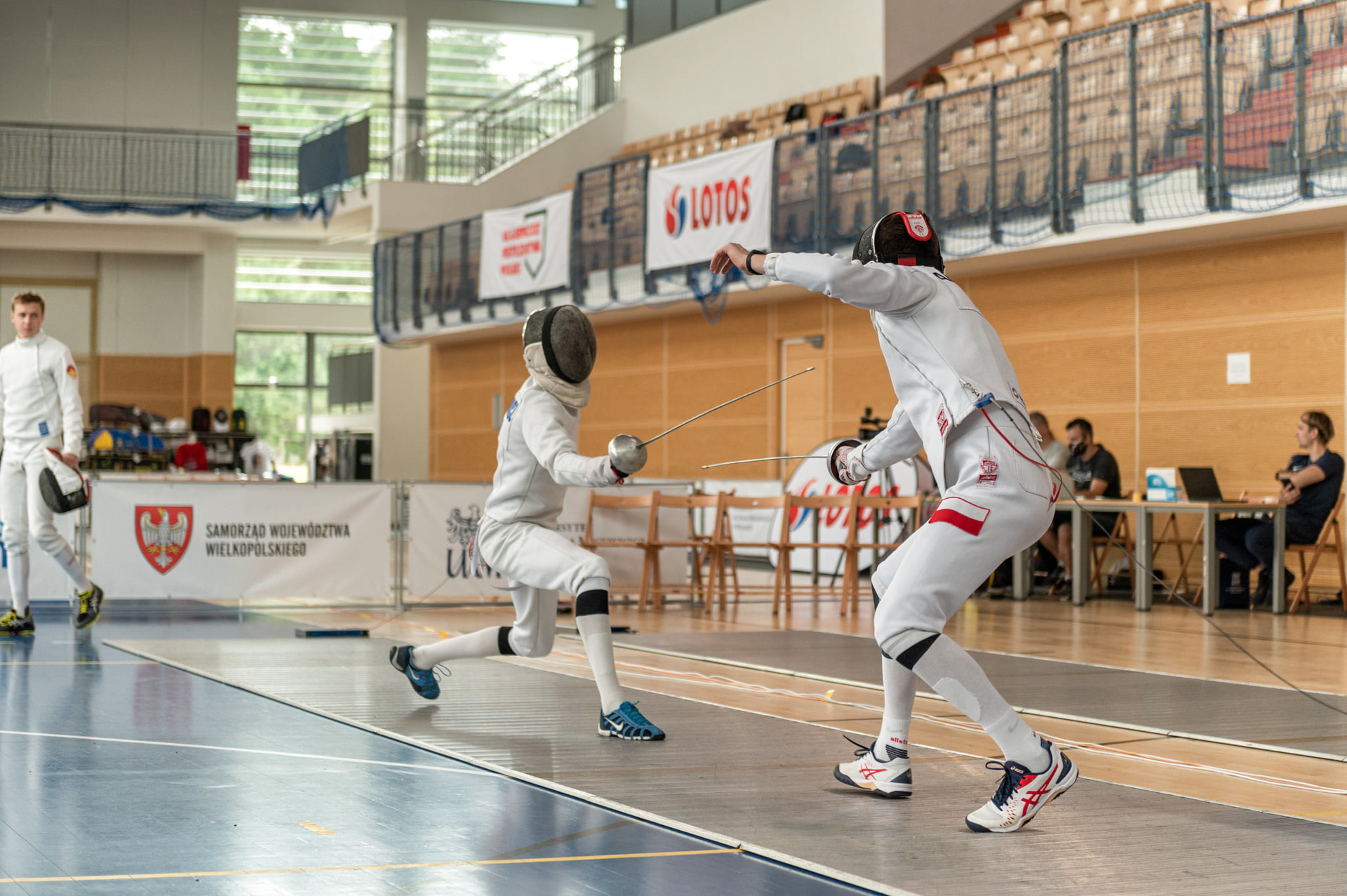 Zdjęcie przedstawia dwójkę szermierzy walczących ze sobą