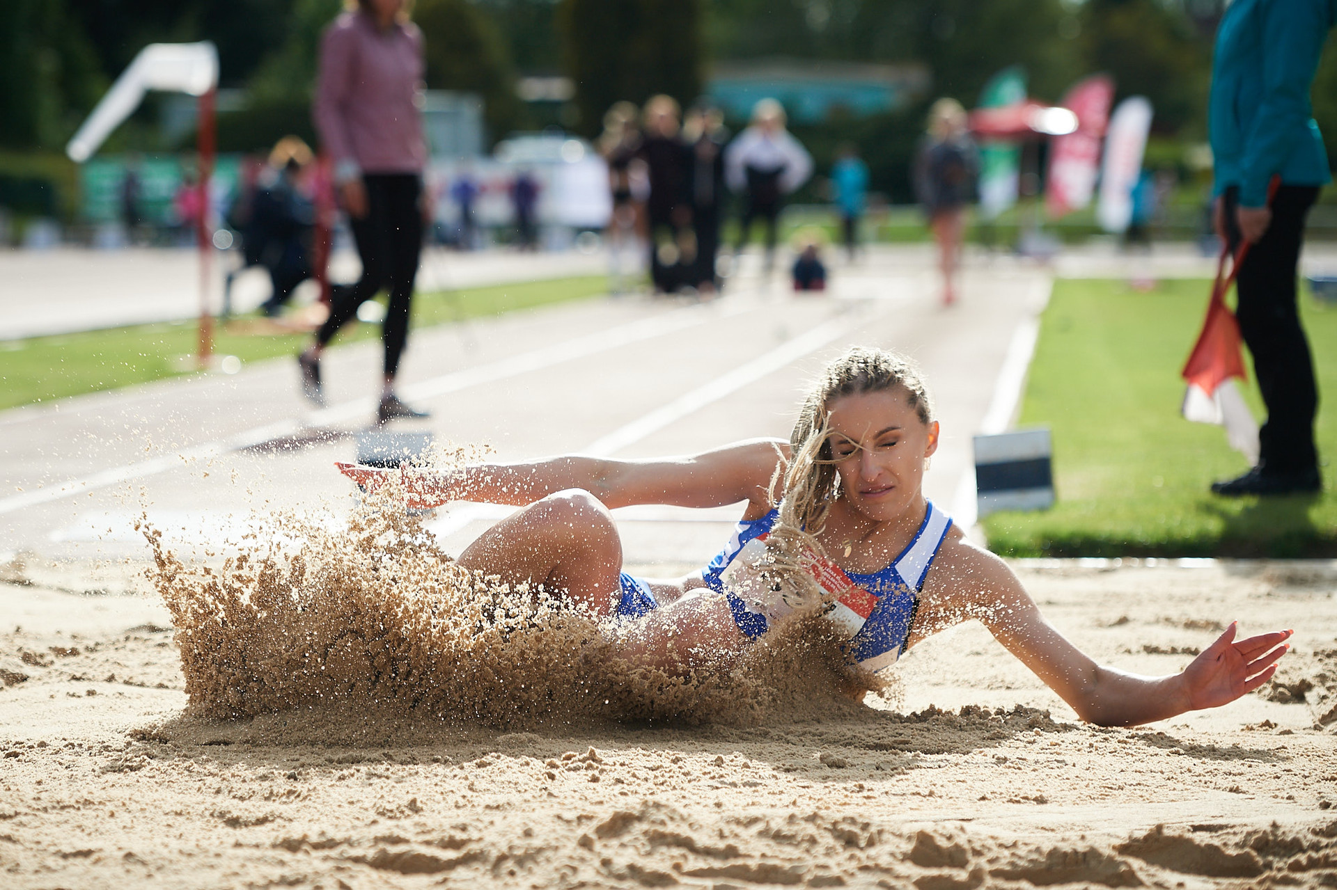 Zdjęcie przedstawia kobietę uprawiającą dyscyplinę skok w dal