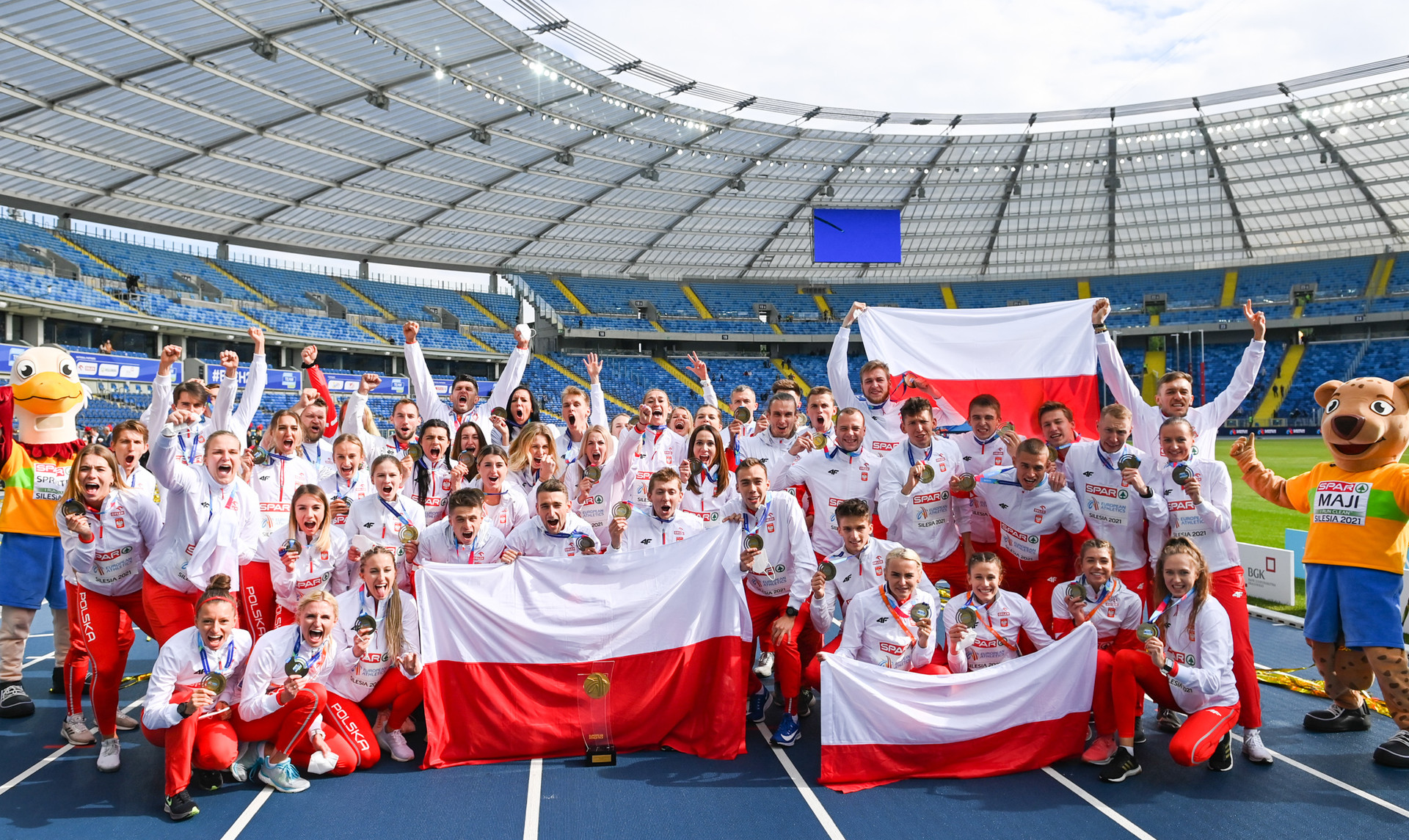 Zdjęcie przedstawia dużą grupę ludzi na stadionie