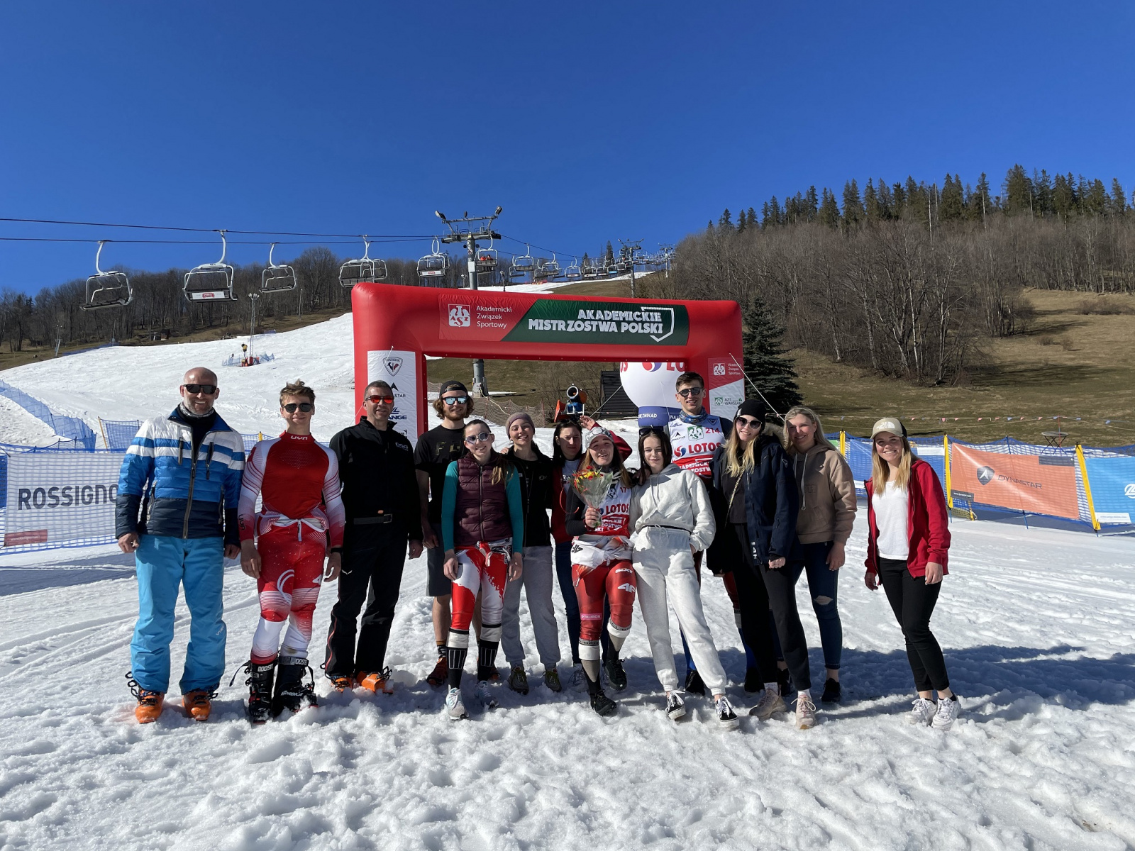Zdjęcie przedstawia grupę ludzi na Akademickich Mistrzostwach Polski w Zakopanem