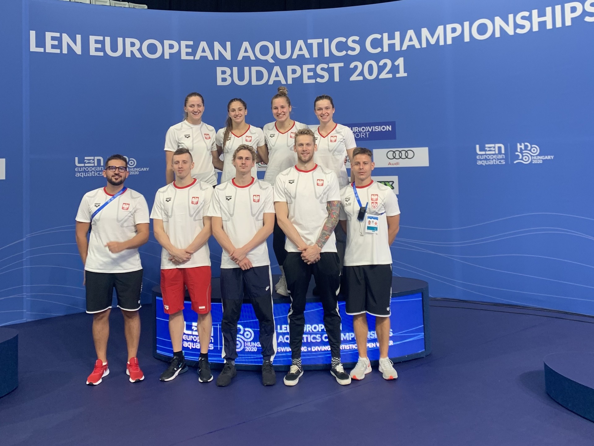 Zdjęcie przedstawia grupę ludzi uśmiechających się