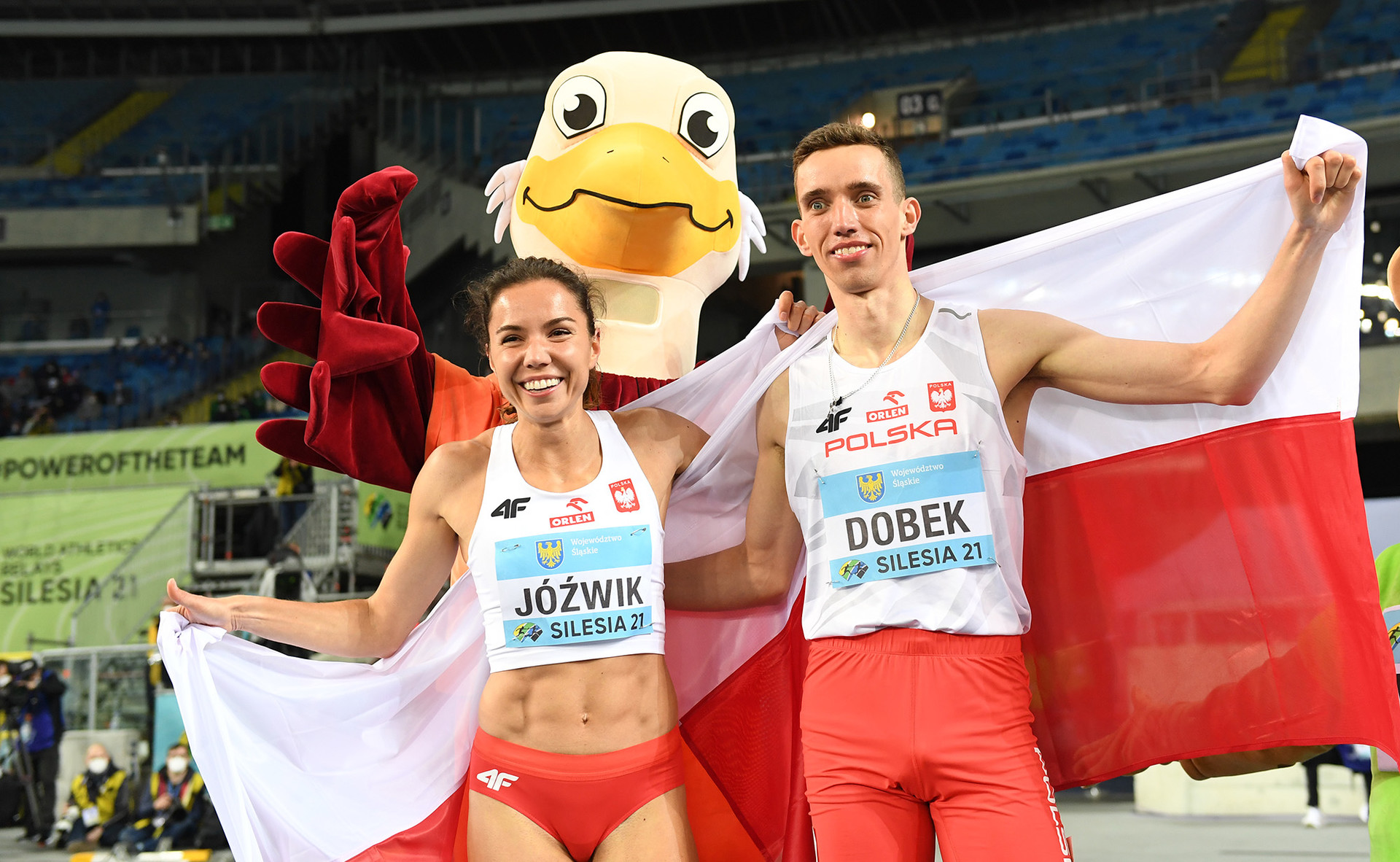 Zdjęcie przedstawia kobietę i mężczyznę uśmiechających się