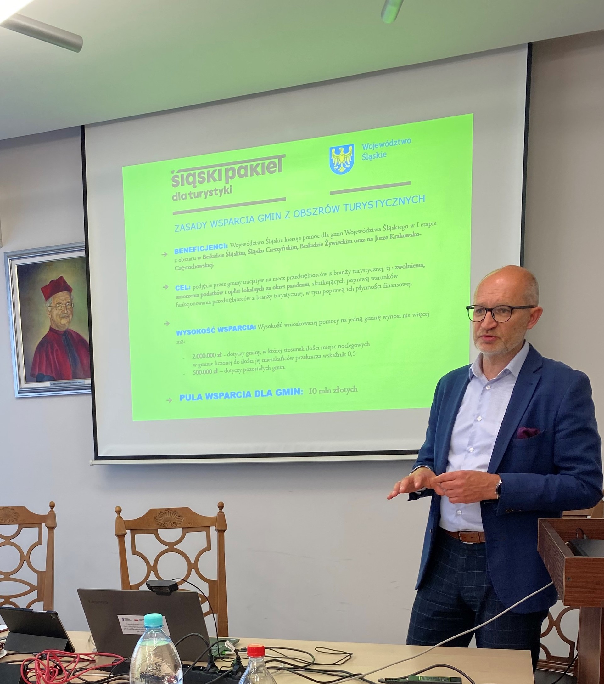 Zdjęcie przedstawia mężczyznę