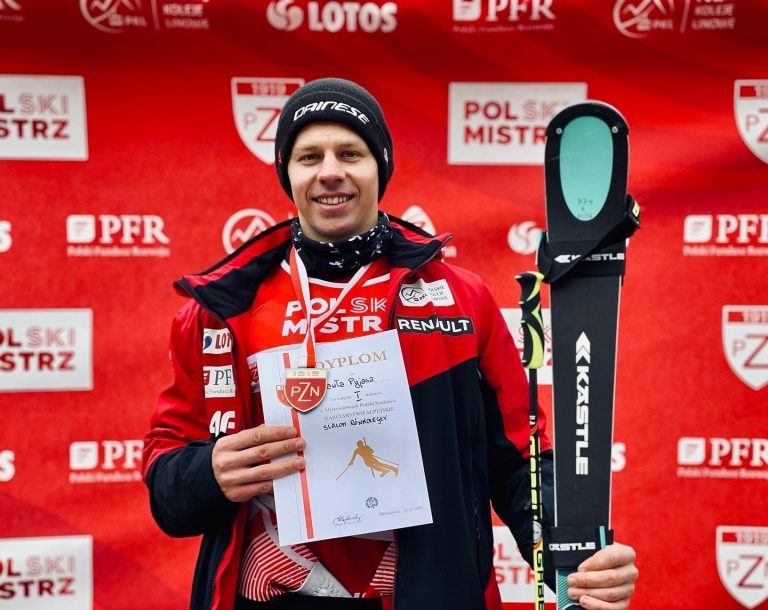 Zdjęcie przedstawia mężczyznę z nagrodą