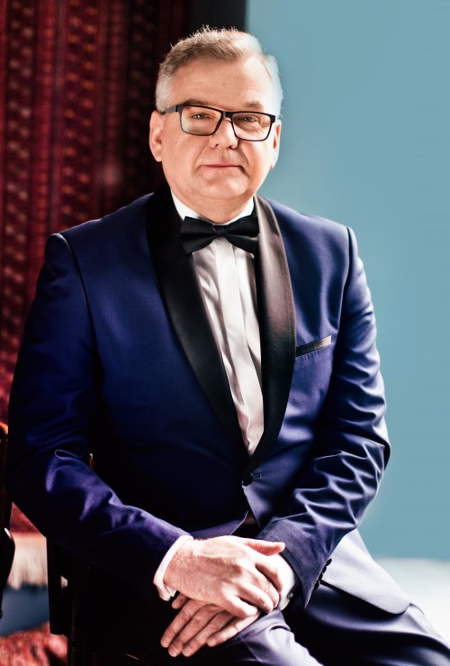 Zdjęcie przedstawia mężczyznę