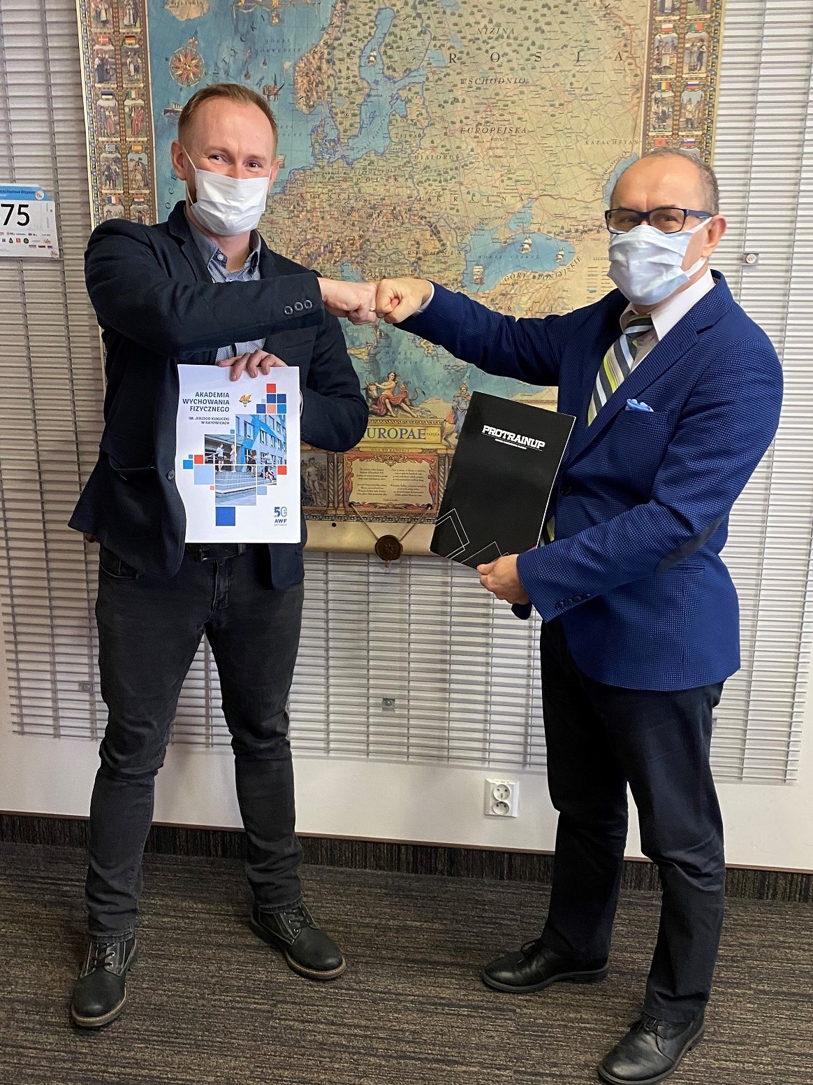 Zdjęcie przedstawia dwóch mężczyzn