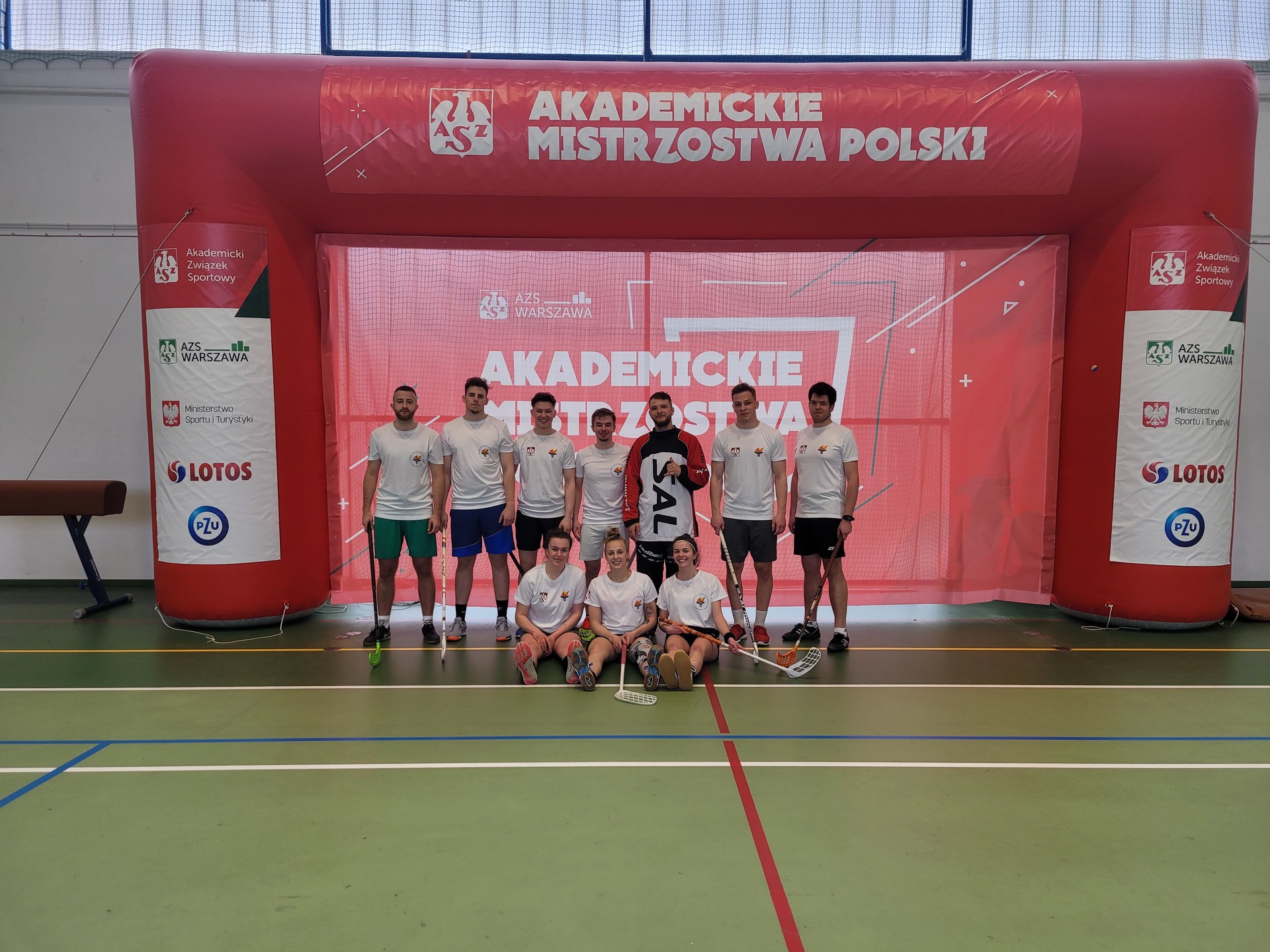 Zdjęcie przedstawia grupę ludzi uśmiechających się