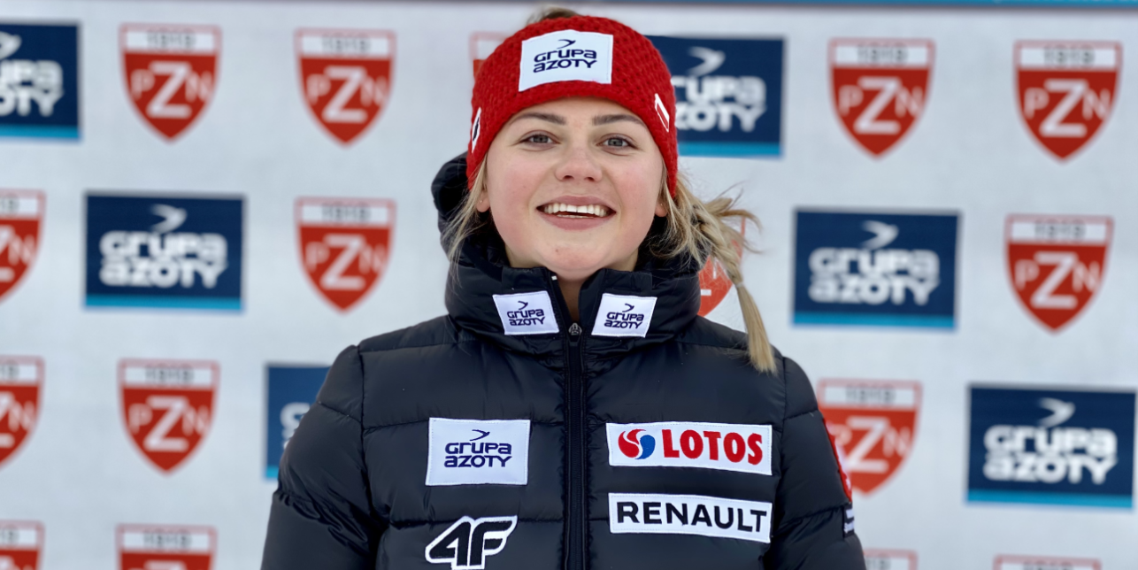 Zdjęcie przedstawia kobietę uśmiechającą się