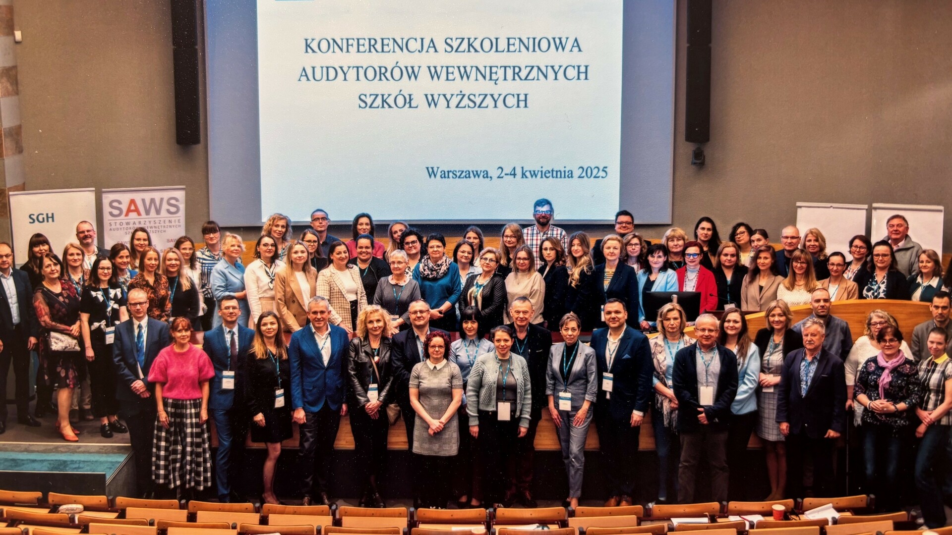 Zdjęcie grupowe uczestników konferencji 