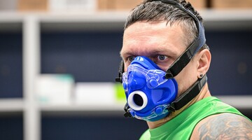 Oleksander Usyk  podczas badań w Centrum innowacji dla Sportu i Zdrowia