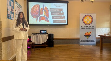 studentka podczas sesji nauk o kulturze fizycznej