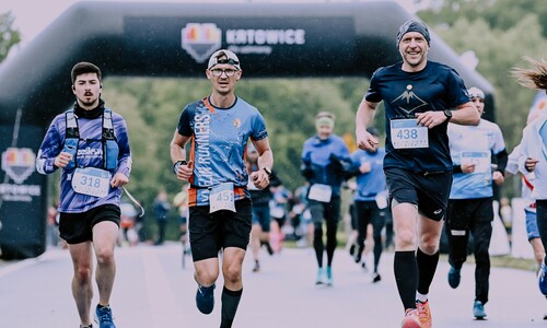 biegacze w trakcie biegu