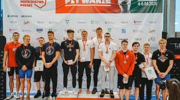 Uczestnicy AMP w pływaniu na podium. Na pierwszym miejscu zawodnicy AWF Katowice