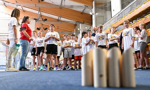 uczestnicy wydarzenia podczas gry w kręgle fińskie