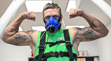 Oleksander Usyk  podczas badań w Centrum innowacji dla Sportu i Zdrowia