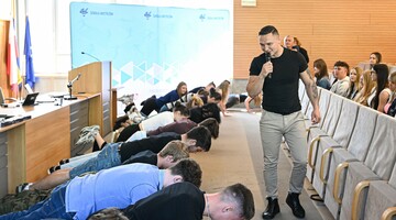 zdjęcie uczestnik&oacute;w robiących pompki wydarzenia 