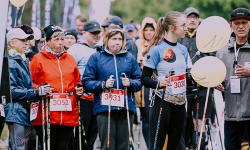 uczestnicy rajdu nordic walking
