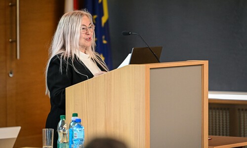 prof. dr hab. Jadwiga Stawnicka podczas powitania uczetnik&oacute;w