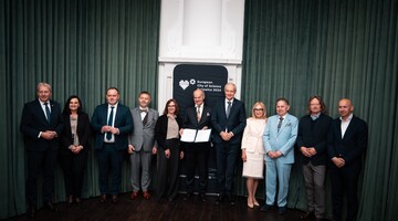 Forum przyszłości Miasta Nauki 2025 - zdjęcie Rektor&oacute;w Uczelnii. Rektor AWF prof. dr hab. n.med. Andrzej Małecki trzymający podpisany list intencyjny