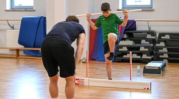 Badanie koordynacji ruchowej u młodego uczestnika badań 