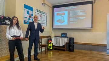 studentka i student podczas sesji nauk o kulturze fizycznej