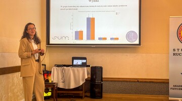 studentka podczas sesji nauk o kulturze fizycznej