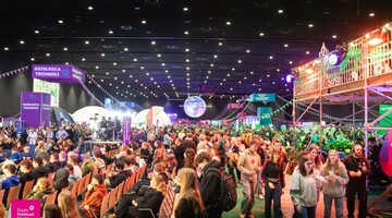 Zdjęcie tłumu, uczestnik&oacute;w na hali gł&oacute;wnej podczas 8 ŚFN