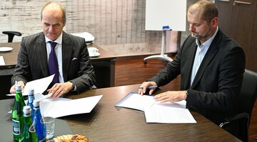 podpisanie umowy pomiędzy prof. dr hab. n. med. Andrzej Małecki, Rektor AWF Katowice oraz doc., PhDr. Miroslav Petr, Ph.D., Dziekan Wydziału Wychowania Fizycznego i Sportu Uniwersytetu Karola w Pradze