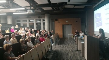 Prezentacja dla licznej widowni w nowoczesnej sali wykładowej