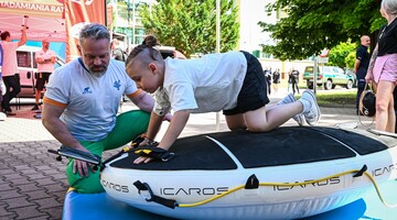 Młody uczestnik testujący narzędzie VR