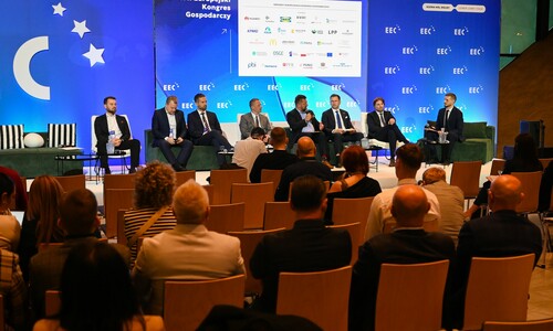 Zdjecie uczestnik&oacute;w panelu &bdquo;Sport, rozw&oacute;j, inwestycje&rdquo;