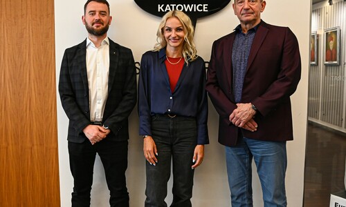 Justyna Święty-Ersetic z władzami - Karolem Barem i prof. Adamem Zajęcem