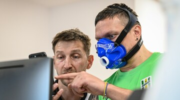 Oleksander Usyk i Jakub Chycki podczas badań w Centrum innowacji dla Sportu i Zdrowia