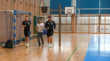 Zdjęcie zawodnik&oacute;w przygotowujących się do badań 