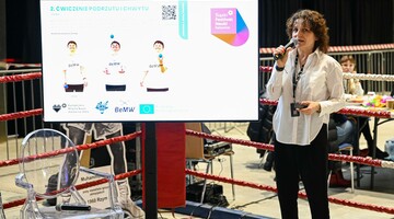  dr hab. Izabela Zając-Gawlak, prof. AWF Katowice podczas wykładu  pt.: Nie zwalniaj po 60 (+) &ndash; warsztaty dla os&oacute;b po 60 roku życia