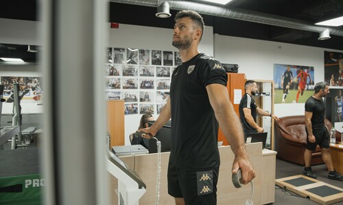 zawodnik BBTS w trakcie pomiaru składu ciała