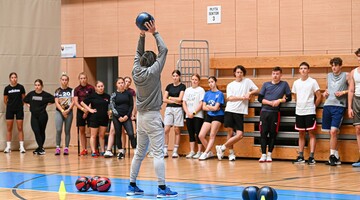 prowadzący przedstawiający rzut piłką lekarską