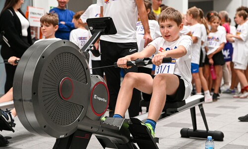 uczestnik wydarzenia na ergometrze wioślarskim 