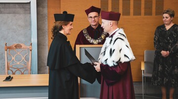 ROZDANIE DYPLOM&Oacute;W DOKTORSKICH