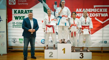 Uczestniczki AMP karate na podium. Na pierwszym miejscu zawodniczka AWF Katowice -eliza Gaweł