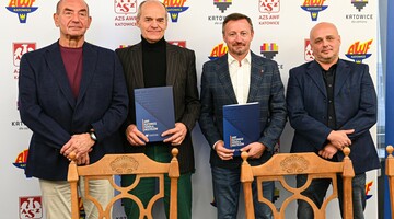 Uczestnicy spotkanie podczas podpisania umowy pomiędzy AWF a PZN