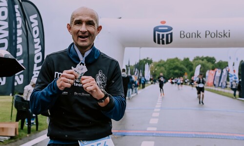 biegacz na mecie z medalem 