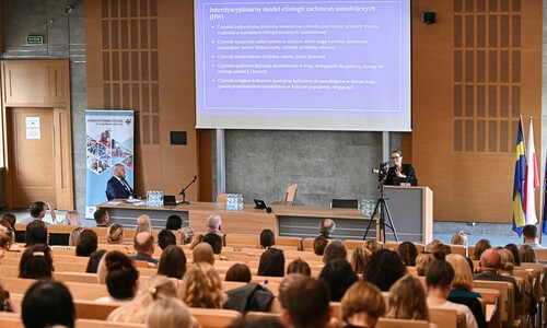 Prelegentka prowadząca prezentację przed uczestnikami zgromadzonymi w auli AWF Katowice 